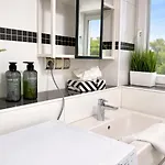 Stn Kocherwald - Mit 4 Schlafzimmer, 8 Big Beds, Parkplatz&balkon, Highspeed Wlan, Netflix Premium, Zentral Zu Audi&schwarz Gruppe Apartment *