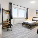 Apartment Stn Kocherwald - Mit 4 Schlafzimmer, 8 Big Beds, Parkplatz&balkon, Highspeed Wlan, Netflix Premium, Zentral Zu Audi&schwarz Gruppe Bad Friedrichshall